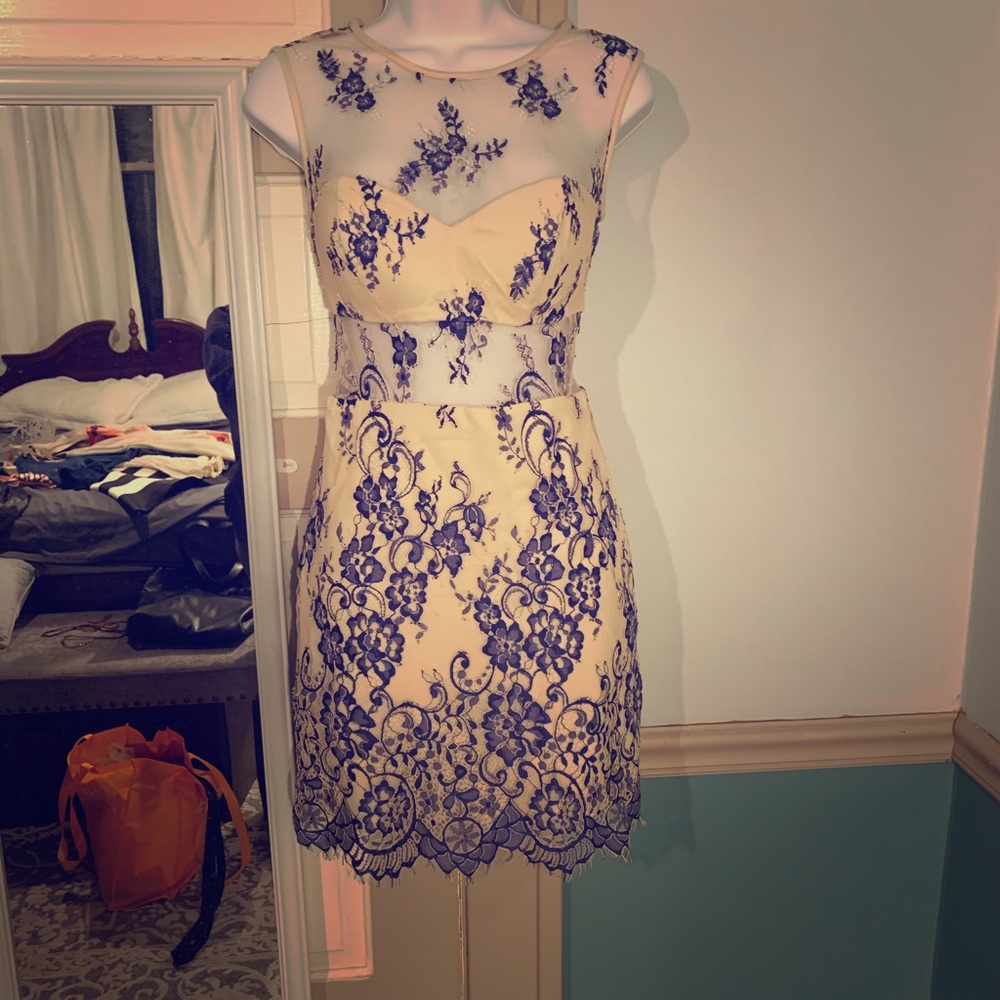 Flower blue/cream Bebe dress with mesh cutouts